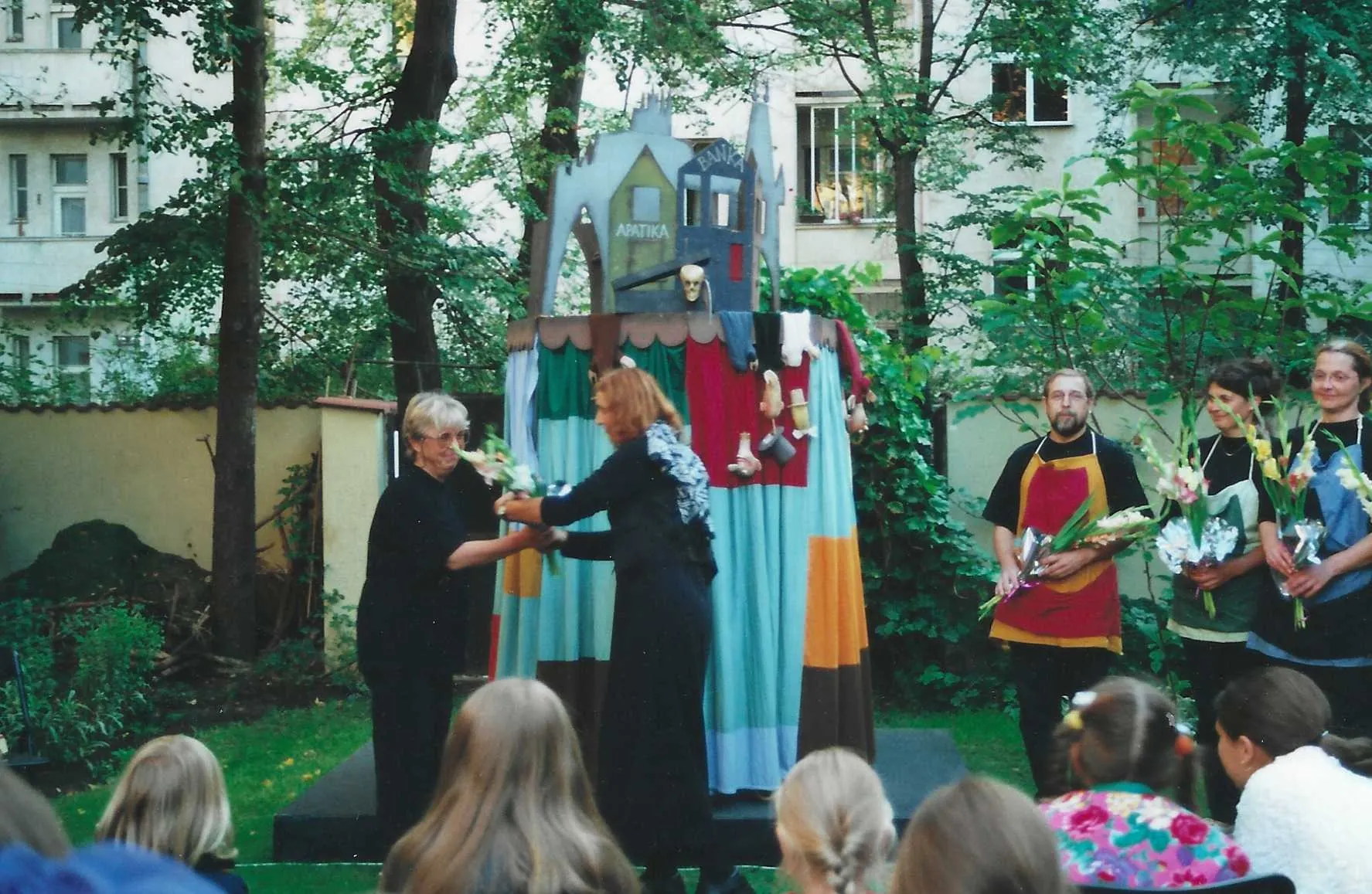 Divadelní představení na zahradě